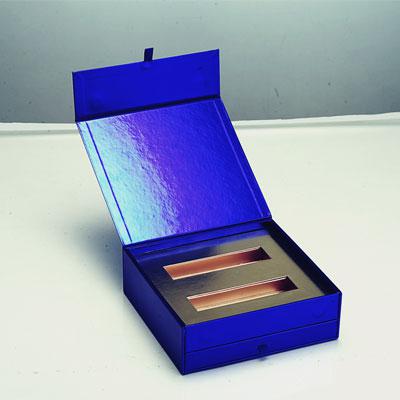 带镜子和金属盖的化妆用硬盒
