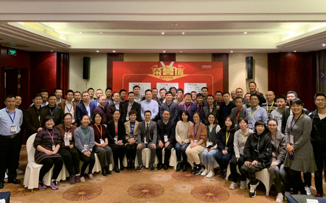 Vice President Wu took a group photo with all the students Vice President Wu took a group photo with all the students