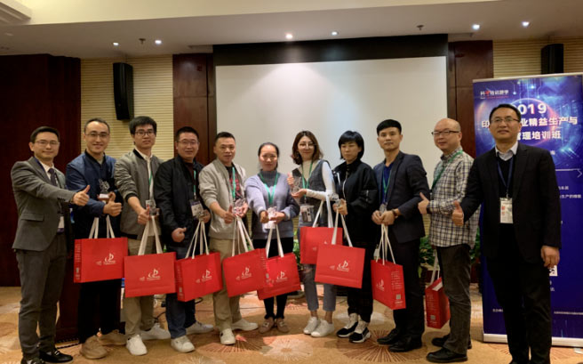 Vice President Wu presents commemorative prizes to outstanding students Vice President Wu presents commemorative prizes to outstanding students